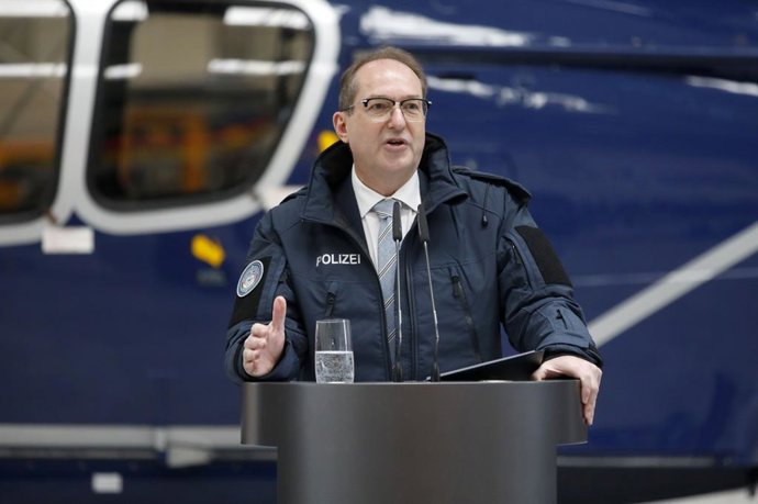 Archivo - December 2, 2025, Ahrensfelde, Brandenburg, Deutschland: Alexander Dobrindt bei der Indienststellung der Drohnenabwehreinheit der Bundespolizei bei der Bundespolizei-Fliegerstaffel Blumberg. Ahrensfelde, 02.12.2025