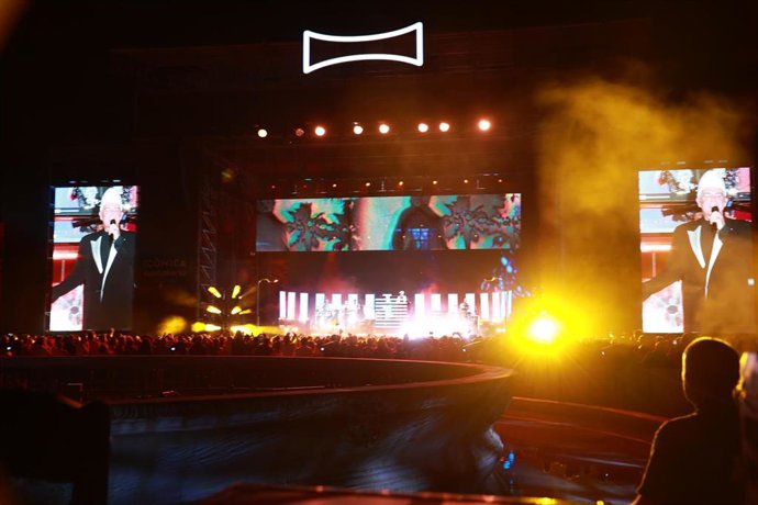 Archivo - El grupo Pet Shop Boys durante su actuación en Iconica Fest