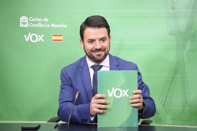 Archivo - El portavoz de Vox en las Cortes, Iván Sánchez, en rueda de prensa.