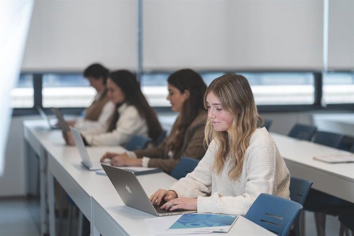 Archivo - Estudiantes de la Universidad Loyola Andalucía, durante una clase.