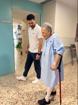 Paciente operada haciendo ejercicios con el fisioterapeuta