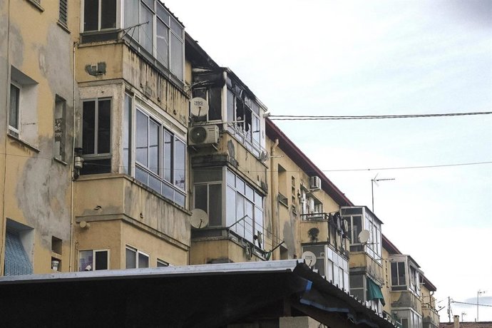 Un incendio obliga a desalojar a los vecinos de un edificio del barrio Miguel Hernández, en la ciudad de Alicante, el lunes 16 de febrero de 2026