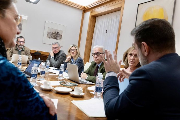 Los consejeros Mar Vaquero, Javier Rincón y Manuel Blasco, en la reunión de este lunes con representantes del sector para analizar la situación tras la aparición de nuevos casos de peste porcina en Cataluña.