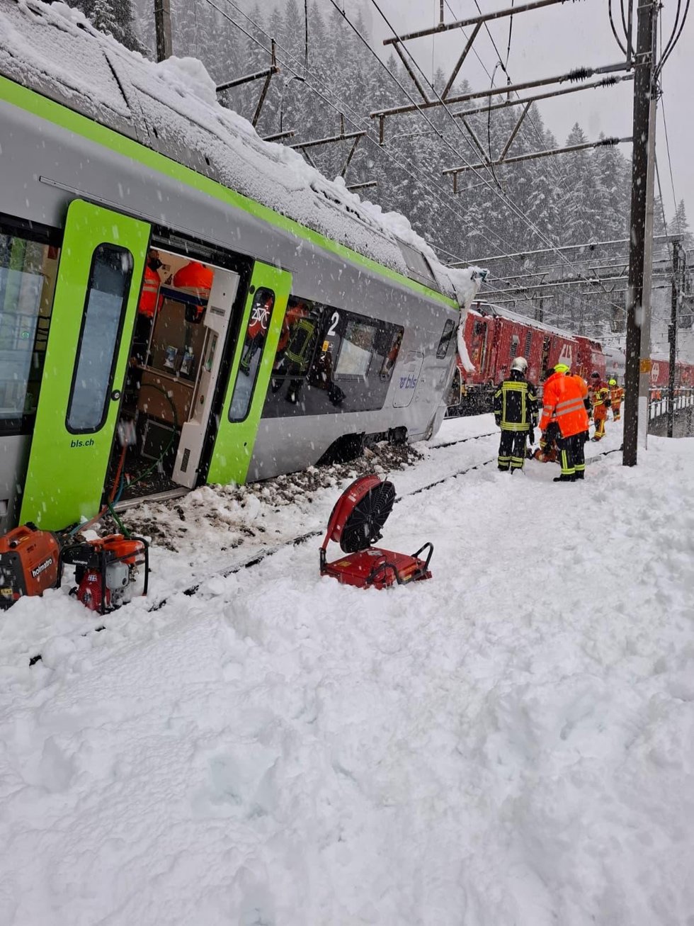 Descarrila un tren en el sur de Suiza a causa de una avalancha