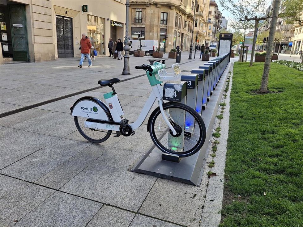 Archivo - Un puesto del servicio de alquiler de bicicletas eléctricas de Pamplona