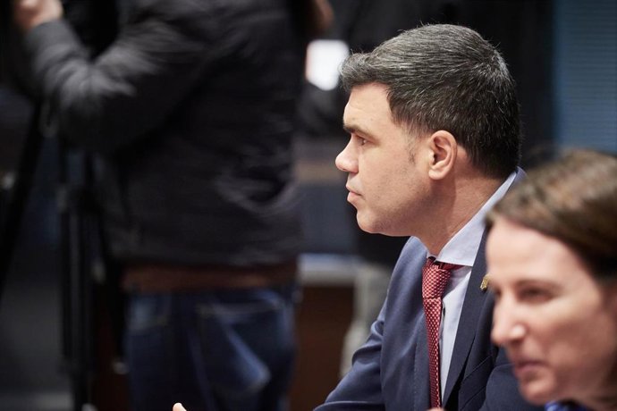 Archivo - El portavoz del PPN en el Parlamento de Navarra, Javier García, y la parlamentaria Irene Royo.