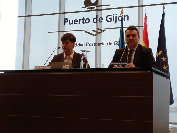 El consejero de Hacienda, Justicia y Asuntos Europeos del Principado de Asturias, Guillermo Peláez (dcha), y el consejero de Ciencia, Industria y Empleo, Borja Sánchez, en rueda de presnsa posterior al Consejo de Gobierno, en el puerto gijonés de El Musel