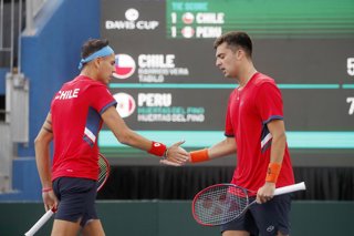 Tenis, Chile vs Peru. Copa Davis 2023. El jugador de Chile Alejandro Tabilo y Tomas Barrios celebran un punto contra Arklon Huertas del Pino y Conner Huertas del Pino de Peru durante el partido de la Copa Davis disputado en el Court Central Anita Lizana