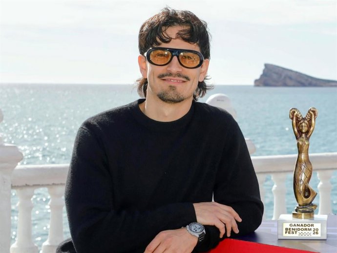 Los artistas ganadores del Benidorm Fest 2026, Tony Grox & LUCYCALYS, durante una rueda de prensa en el Mirador del Castillo, a 15 de febrero de 2026, en Benidorm, Alicante, Comunidad Valenciana (España).