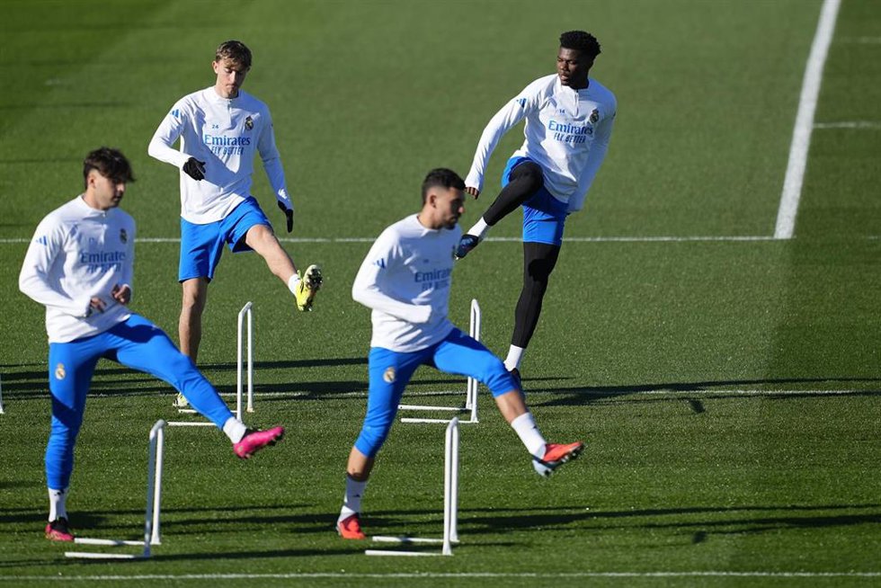 El central español Dean Huijsen y el mediocentro francés Aurélien Tchouaméni, en un entrenamiento del Real Madrid en Valdebebas.