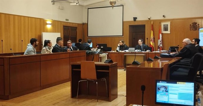 Dos de los acusados ocupan el banquillo, junto con sus letrados, en la sesión del juicio que ha quedado suspendido este lunes por la incomparecencia de una de las personas encausadas.