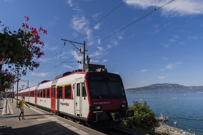 Archivo - Arquivo - 8 de agosto de 2020, Saint Gingolph, França, Suíça: Saint Gingolph, Suíça, 8 de agosto de 2020 - Um trem na estação de Saint Gingolph, com o Lago Genebra ao fundo. A vila tem uma posição geográfica específica, pois é separada por t