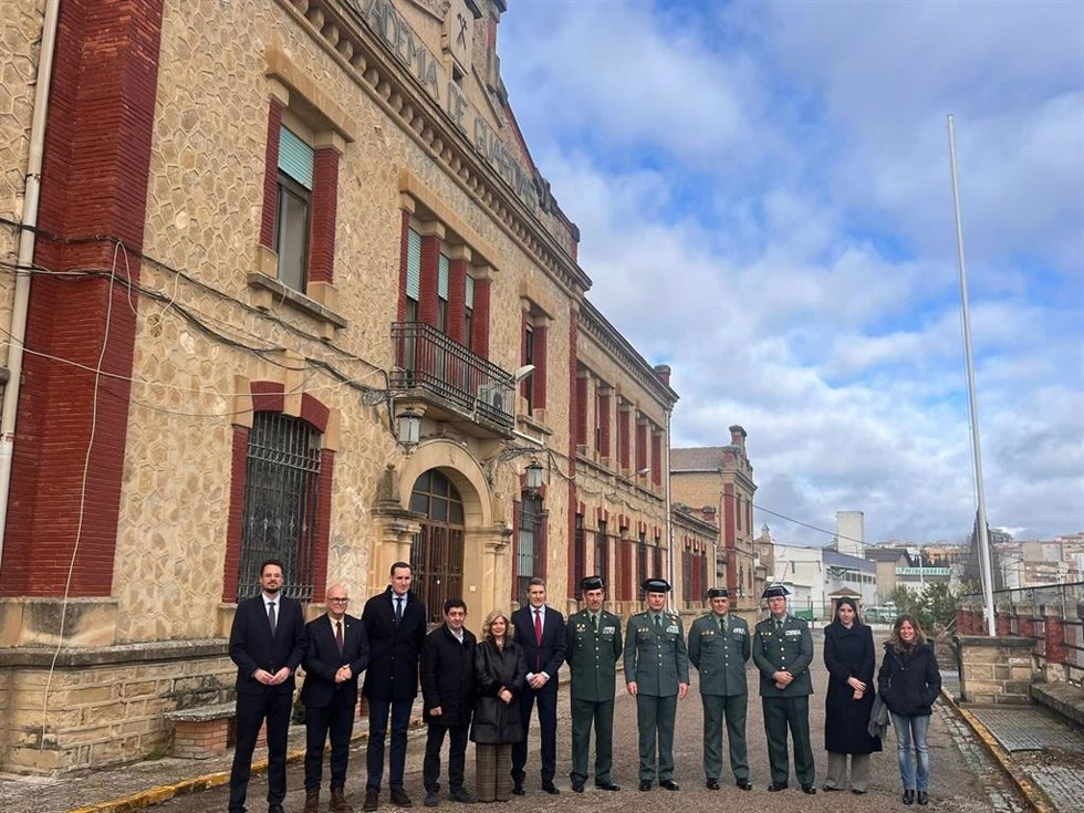 Archivo - Autoridades y mandos de la Guardia Civil en una reciente visita a la academia de Úbeda.