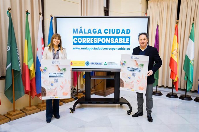 Archivo - El concejal delegado del Área de Derechos Sociales, Francisco Cantos, junto a la delegada territorial de Inclusión Social de la Junta de Andalucía, Ruth Sarabia