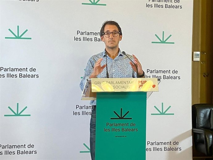 Archivo - El portavoz del PSIB en el Parlament, Iago Negueruela
