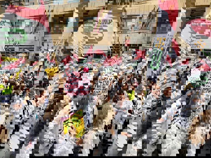 Concentración de médicos en la puerta de la Consejería de Salud durante la huelga