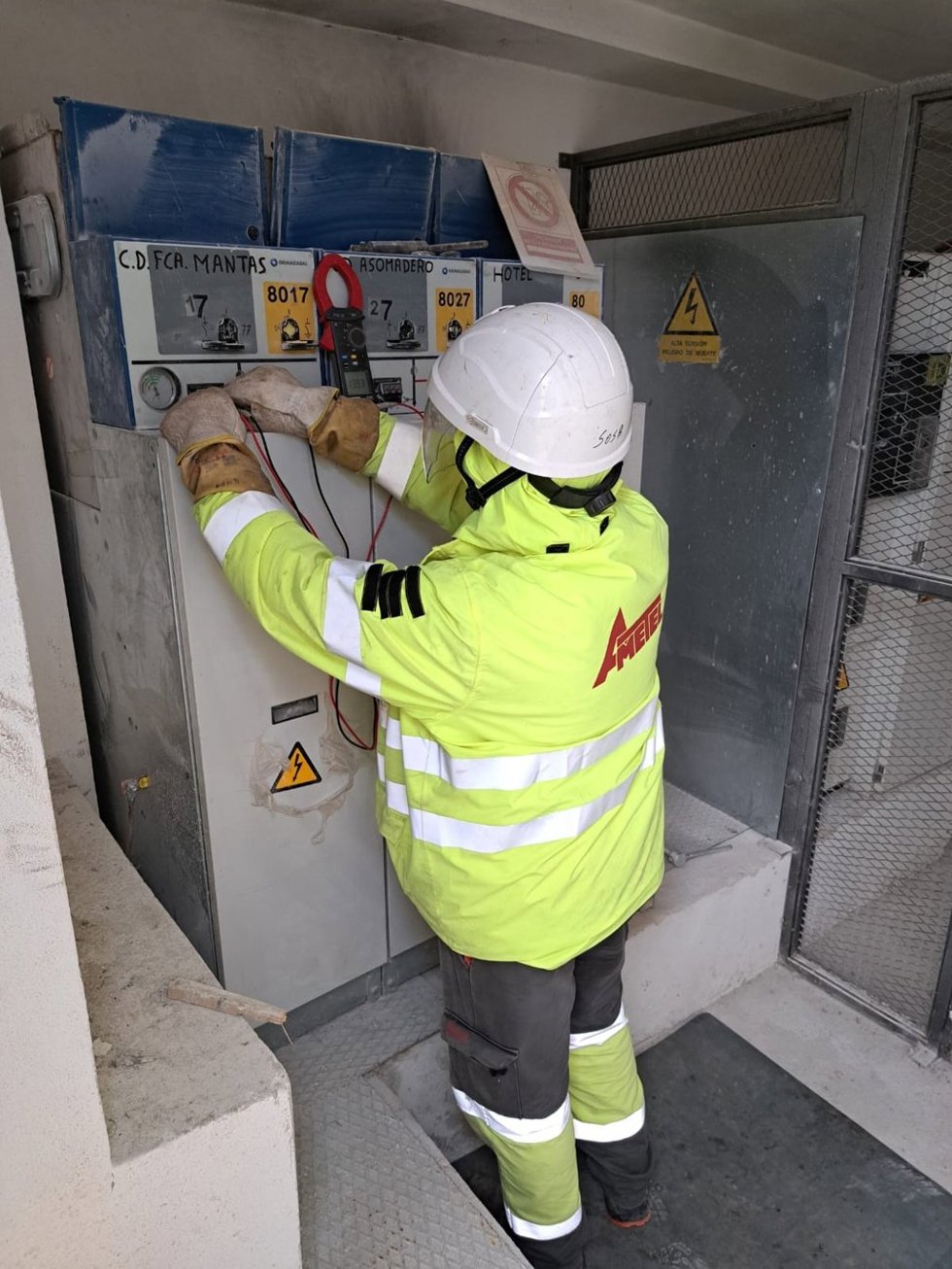 Técnicos de Endesa revisando las instalaciones eléctricas de Grazalema tras las últimos temporales.