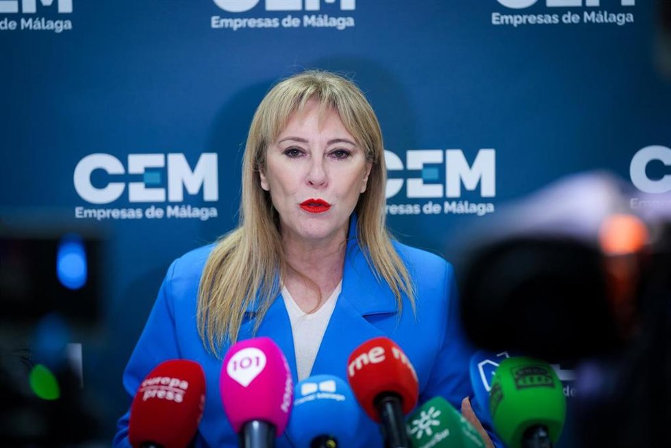 La consejera de Economía, Hacienda, Fondos Europeos y Diálogo Social y portavoz de la Junta de Andalucía, Carolina España, atiende a los medios de comunicación tras haber mantenido una reunión con el presidente de la Confederación de Empresarios de Anda