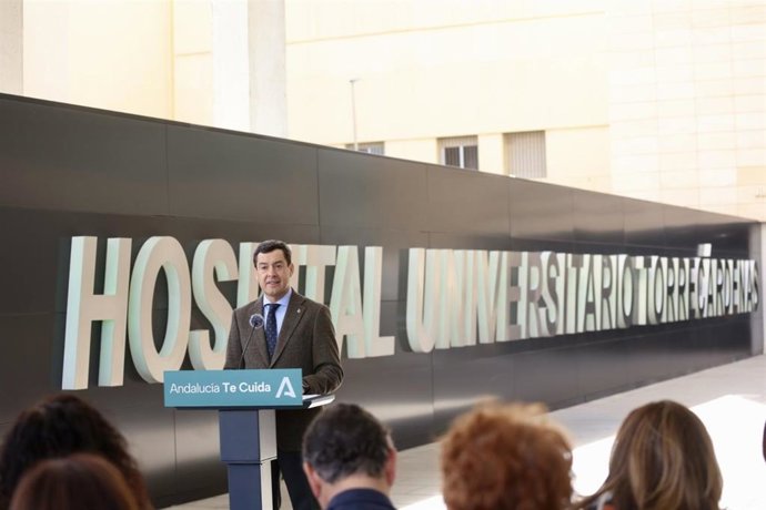 El presidente de la Junta de Andalucía, Juanma Moreno, comparece tras visitar el Hospital Universitario Torrecárdenas de Almería.