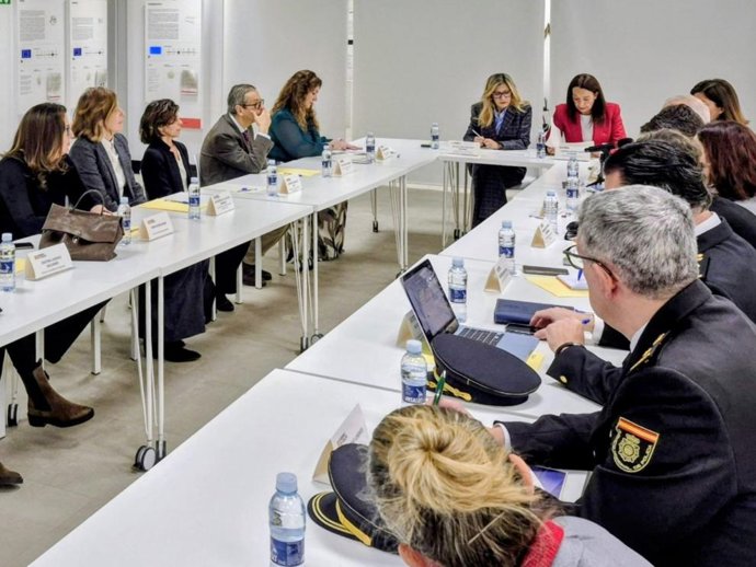 La vicepresidenta del Gobierno de Aragón en funciones, Mar Vaquero, y la consejera de Bienestar Social y Familia, Carmen Susín, han acudido al encuentro.