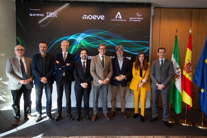 El consejero de Industria, Energía y Minas y presidente de la Agencia Digital de Andalucía (ADA), Jorge Paradela, y el vicepresidente ejecutivo de Tecnología, Proyectos y Servicios de Moeve, José Manuel Martínez.