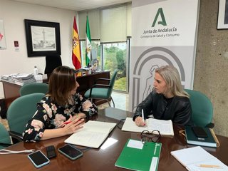 La delegada territorial de la Consejería de Sanidad, Presidencia y Emergencias en Cádiz, Eva Pajares, en una reunión con la nueva responsable del Centro de Transfusión de Tejidos y Células (CTTC) de la provincia de Cádiz, Raquel Saldaña.