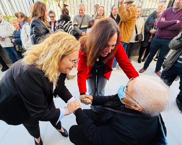 La consejera de Fomento, Articulación del Territorio y Vivienda, Rocío Díaz, y la alcaldesa de Fuengirola, Ana Mula, asisten a la entregan las llaves de la promoción de viviendas de apoyo municipal de Los Pacos.