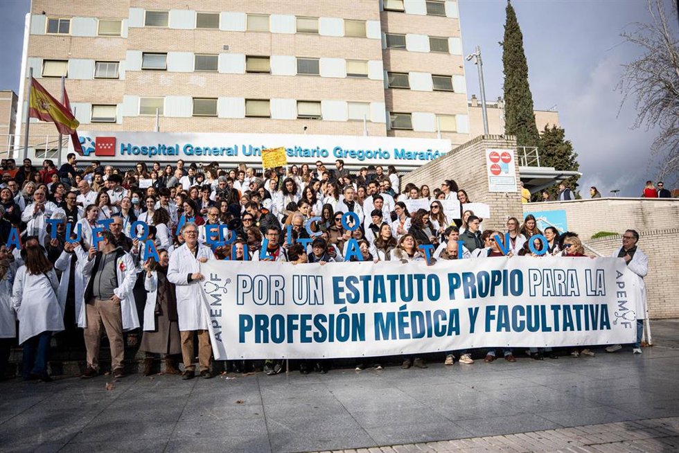 Decenas de médicos y personal sanitario durante una concentración, frente al Hospital Gregorio Marañón, en la primera jornada de huelga general del sector médico