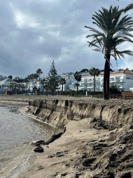 Playa afectada por el temporal en Mijas