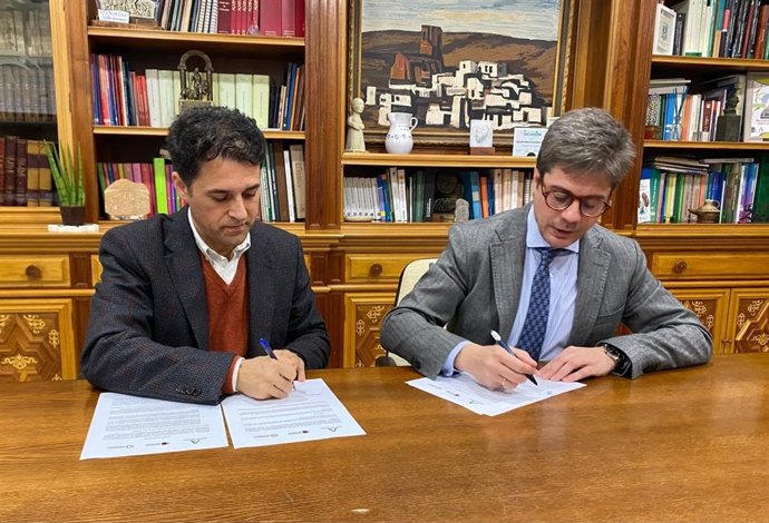 El delegado territorial de la Consejería de Desarrollo Educativo y Formación Profesional de la Junta de Andalucía en Córdoba, Diego Copé, y el director de la Fundación Kutxabank, Leopoldo Izquierdo, renuevan el acuerdo de colaboración anual.