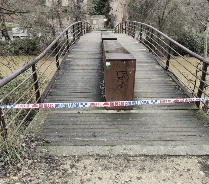 Acordonamiento de un puente peatonal en Cuenca ante la crecida del Júcar.
