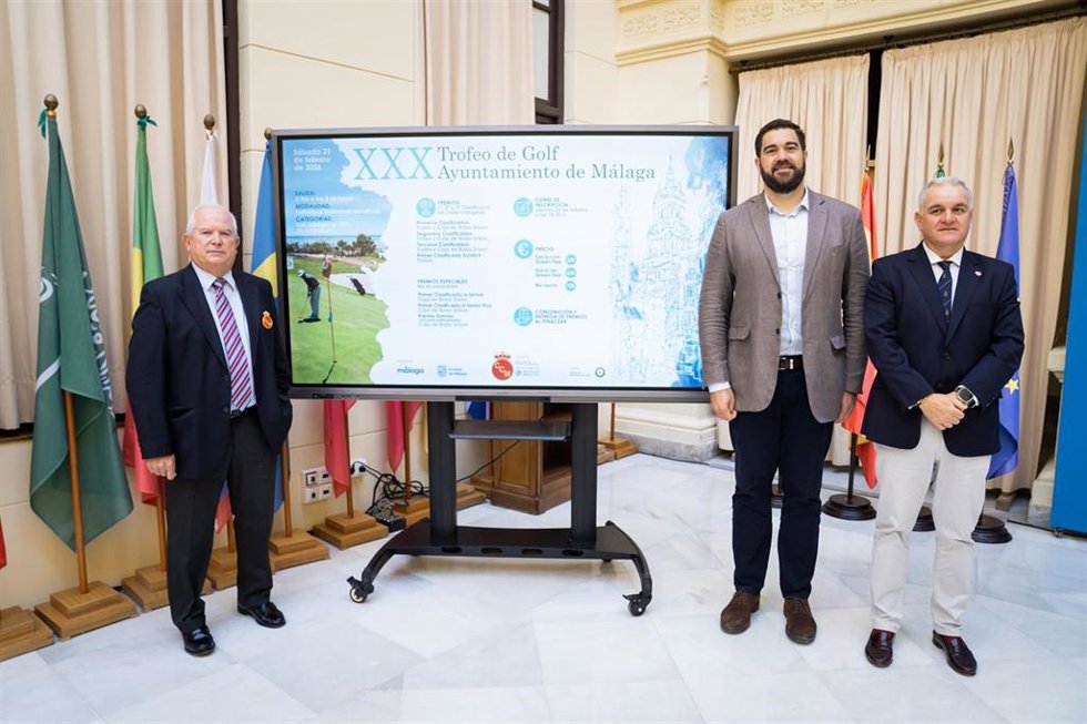El concejal delegado de Deporte, Borja Vivas, junto al presidente y el vicepresidente del Real Club de Campo de Málaga (RCCM), Antonio Cerdán y José Antonio García, respectivamente