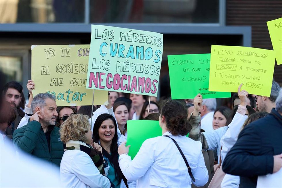 Archivo - Decenas de médicos durante una concentración convocada por el Sindicato Médico contra el Estatuto Marco en diciembre