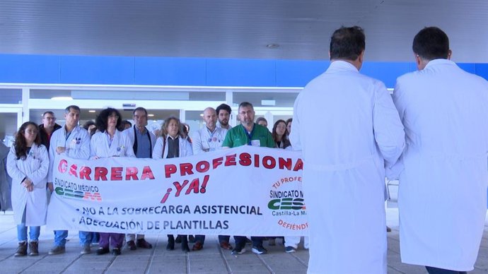 Concentración médicos en Toledo con motivo de la huelga de facultativos.