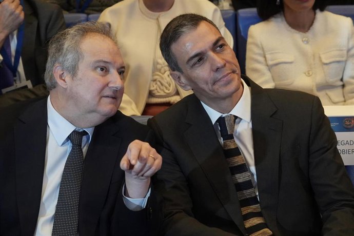 El presidente del Gobierno, Pedro Sánchez (d), acompañado del ministro de Industria y Turismo, Jordi Hereu (i) en una imagen de archivo.