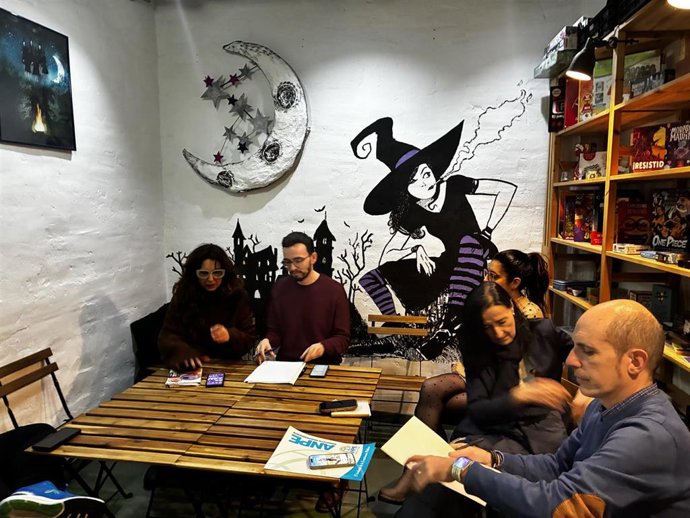 Almudena Villareal (i) y Miguel Ángel Llamas, antes de reunirse con colectivos educativos.