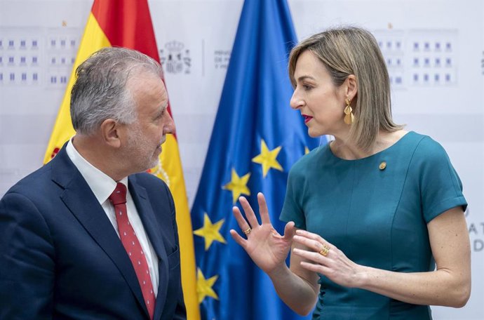 Archivo - El ministro de Política Territorial y Memoria Democrática, Ángel Víctor Torres, junto a la consejera de Gobernanza, Administración Digital y Autogobierno del Gobierno Vasco, Maria Ubarretxena, en la sede del Ministerio. 