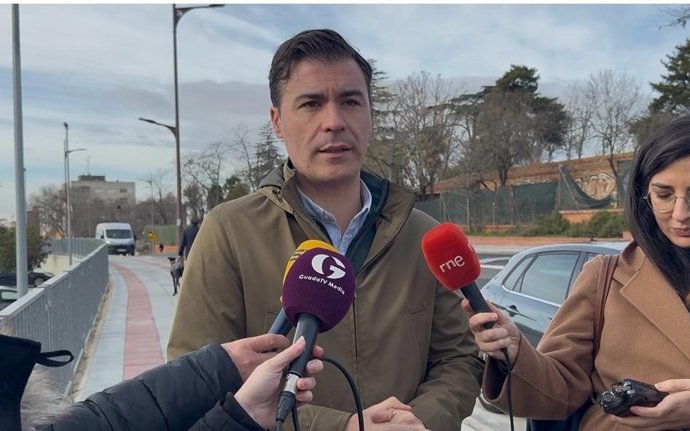 El concejal de Servicios Municipales del Ayuntamiento de Guadalajara, David García, atiende a los medios.