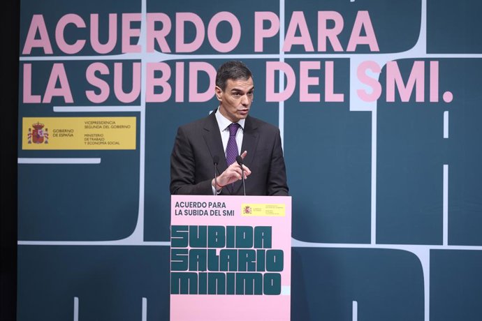 El presidente del Gobierno, Pedro Sánchez, interviene durante el acto de la firma del acuerdo para la subida del salario mínimo interprofesional (SMI) para 2026, en la sede del Ministerio de Trabajo