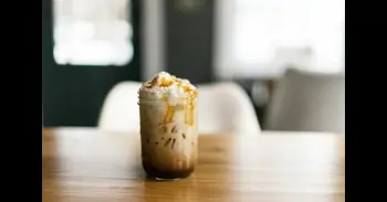 El postre de café con vainilla estilo caramel latte que parece de cafetería pero se hace en casa (y en cinco minutos)
