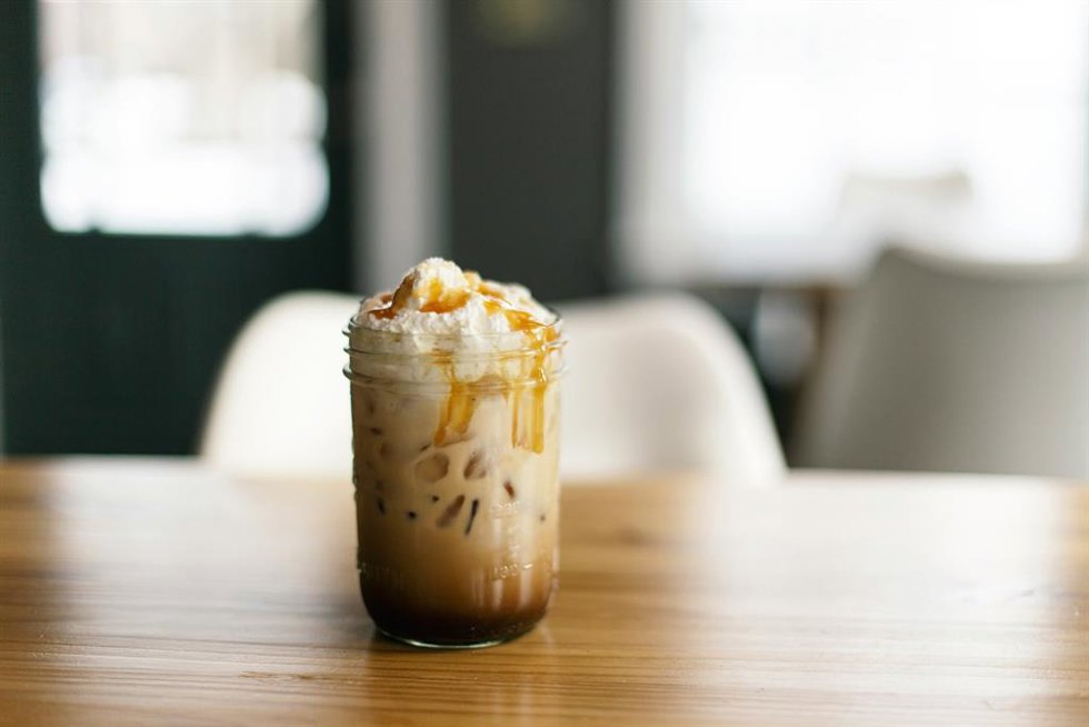 El postre de café con vainilla estilo caramel latte que parece de cafetería pero se hace en casa (y en cinco minutos)