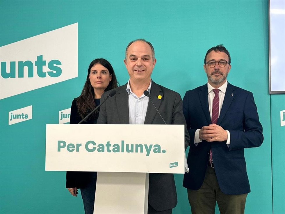 El secretario general de Junts, Jordi Turull, acompañado de la líder del grupo parlamentario, Mnica Sales, y el portavoz del partido, Josep Rius
