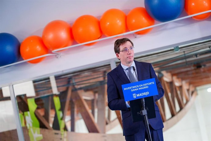 El alcalde de Madrid, José Luis Martínez-Almeida, en un centro deportivo de Carabanchel