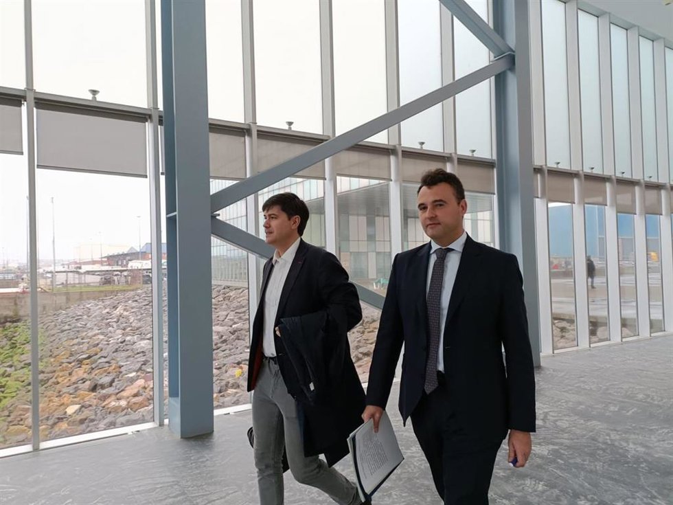 El consejero de Hacienda, Justicia y Asuntos Europeos del Principado de Asturias, Guillermo Peláez, junto al consejero de Ciencia, Industria y Empleo, Borja Sánchez, en el puerto gijonés de El Musel.