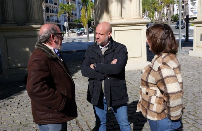 Rodrigo Alonso, en el centro de la imagen en Almuñécar (Granada), durante la comparecencia informativa de Vox