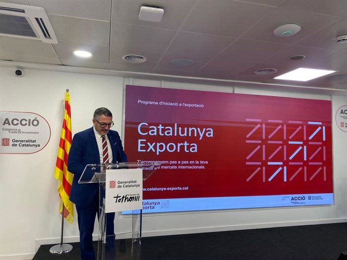 El conseller Miquel Sàmper en rueda de prensa en la sede de Acció.