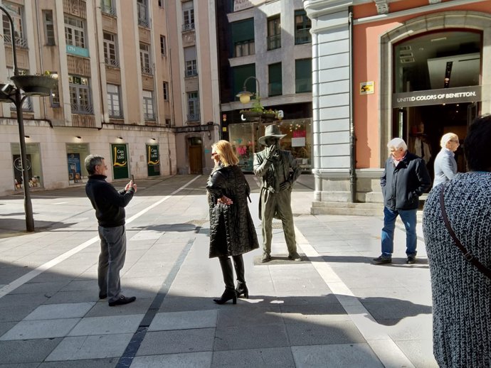 Archivo - Vecinos observando la estatua de Tino Casal en Oviedo
