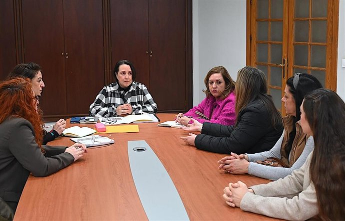 La delegada de Educación en el Ayuntamiento de Jerez de la Frontera (Cádiz), Nela García, en una reunión con la AMPA y la dirección del CEIP Miguel de Cervantes