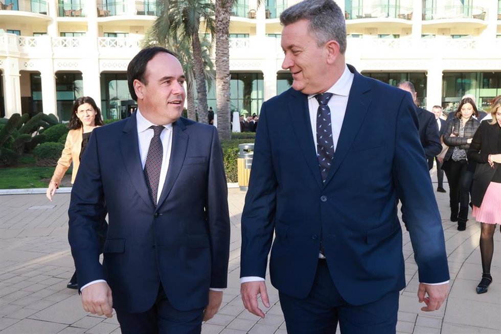 El presidente de la Generalitat, Juanfran Pérez Llorca, y el vicepresidente tercero y conseller de Medio Ambiente, Infraestructuras, Territorio y de la Recuperación, Vicente Martínez Mus.