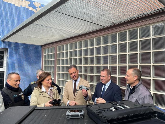 El consejero de Presidencia, Portavocía, Acción Exterior y Emergencias, Marcos Ortuño, y la alcaldesa de Fortuna, Catalina Herrero, junto con el director general de Administración Local, Francisco Abril, y los responsables de seguridad del municipio